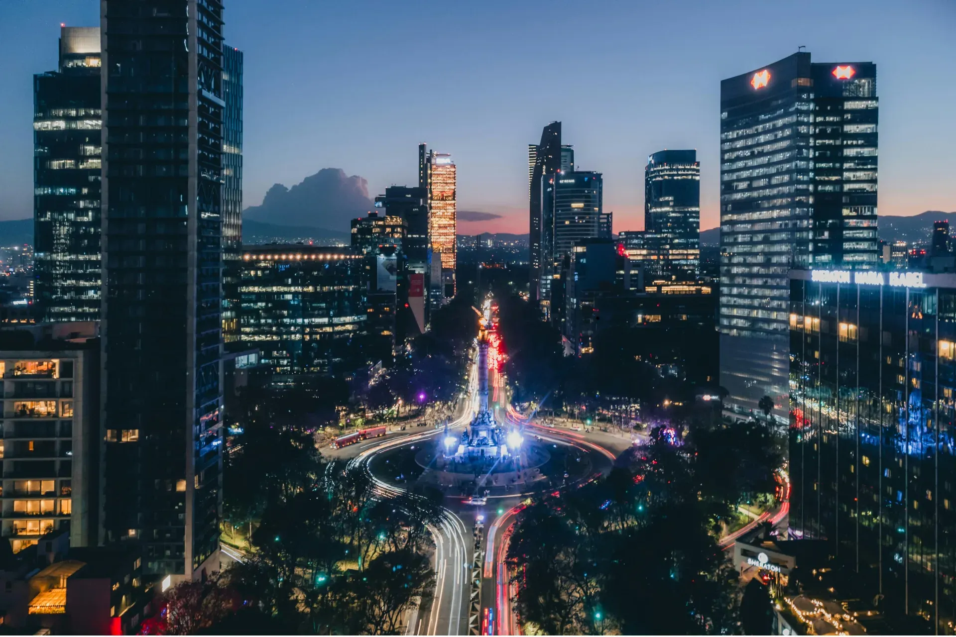 Vista aérea de una ciudad latinoamericana al atardecer