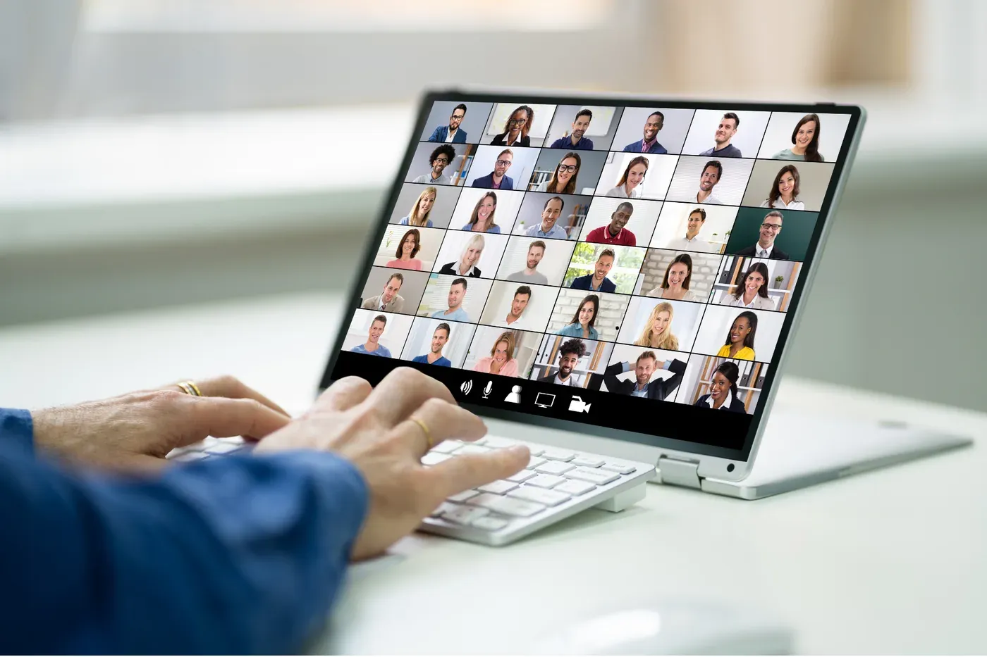 Sesión de focus group virtual moderada por un analista de RP&A